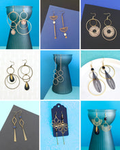 Charger l'image dans la galerie, Boucles d'oreilles asymétriques graphiques dorées et noires, longues boucles dépareillées or et émail noir
