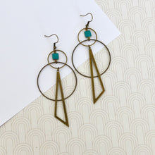 Charger l'image dans la galerie, Boucles d'oreilles géométriques avant-gardistes bleu canard, longues boucles modernes graphiques cercle triangle
