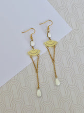 Charger l'image dans la galerie, Boucles d'oreilles Art Nouveau rétro vintage dorées et blanc

