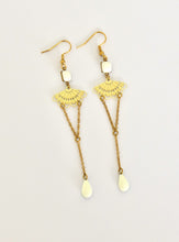 Charger l'image dans la galerie, Boucles d'oreilles Art Nouveau rétro vintage dorées et blanc
