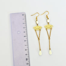 Charger l'image dans la galerie, Boucles d'oreilles Art Nouveau rétro vintage dorées et blanc
