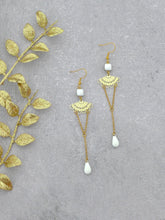 Charger l'image dans la galerie, Boucles d'oreilles Art Nouveau rétro vintage dorées et blanc
