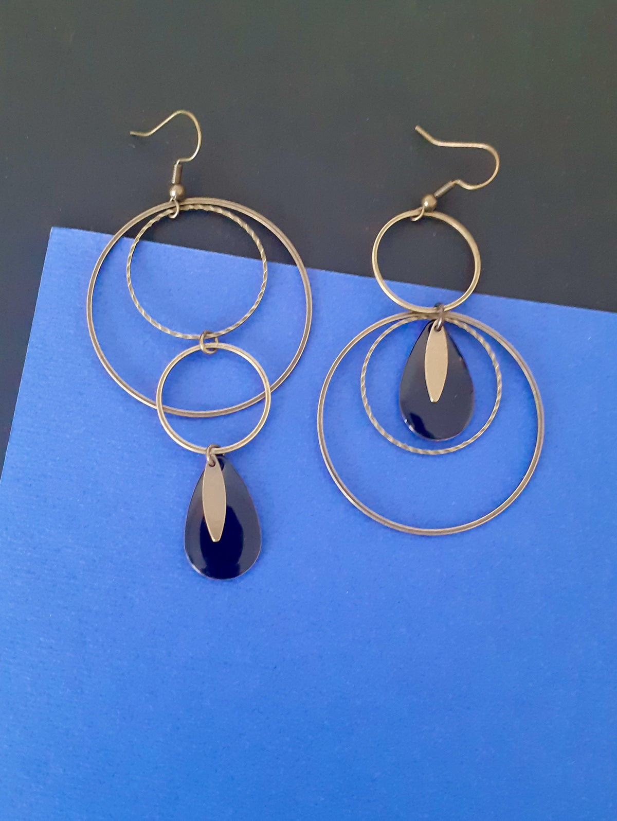 Grandes boucles d'oreilles asymétriques rondes noires et bronze
