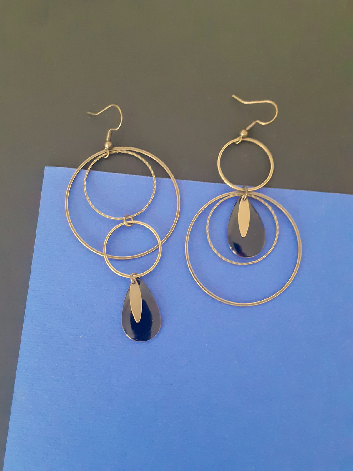 Grandes boucles d'oreilles asymétriques rondes noires et bronze