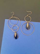 Charger l'image dans la galerie, Grandes boucles d'oreilles asymétriques noires et bronze
