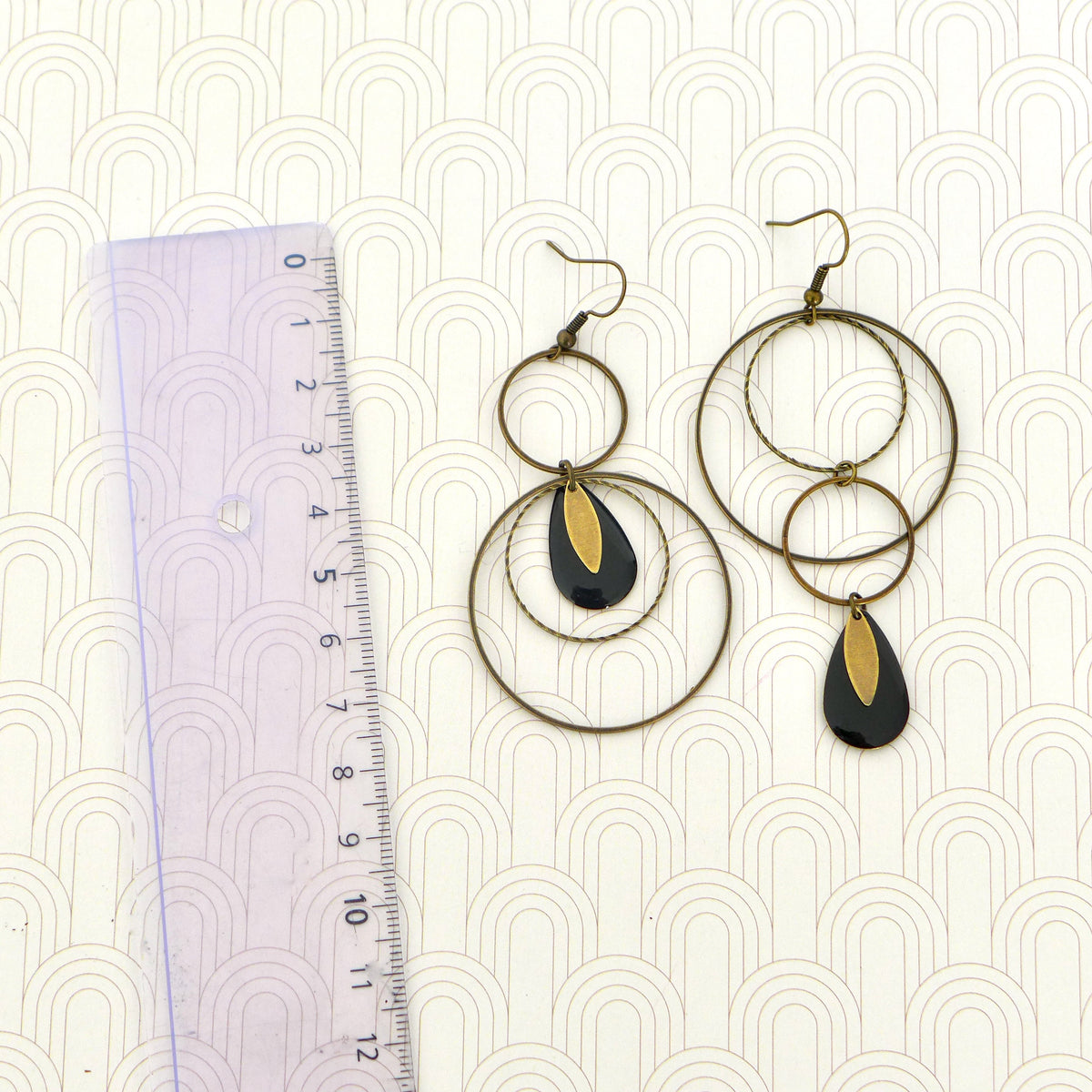 Grandes boucles d'oreilles asymétriques rondes noires et bronze