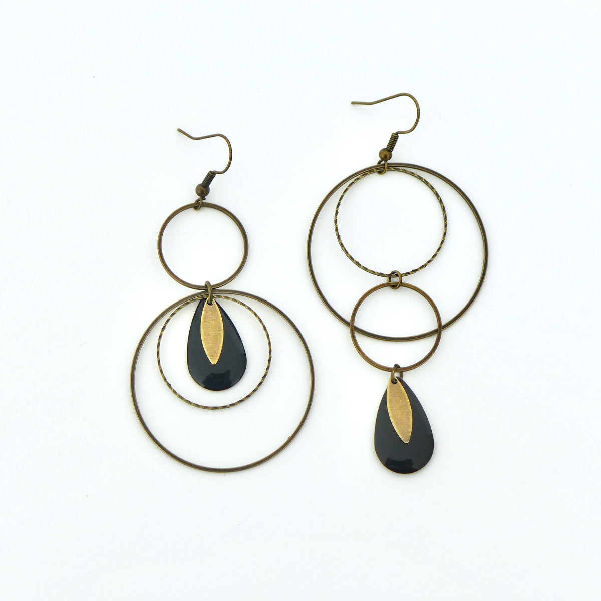 Grandes boucles d'oreilles asymétriques rondes noires et bronze