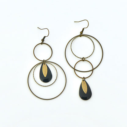 Grandes boucles d'oreilles asymétriques rondes noires et bronze