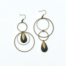 Charger l'image dans la galerie, Grandes boucles d'oreilles asymétriques noires et bronze
