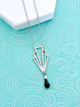 Charger l'image dans la galerie, Parure de bijoux Art Déco collier et boucles d'oreilles créoles éventail graphique argenté et émail noir
