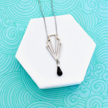 Charger l'image dans la galerie, Collier Art Déco pendentif éventail graphique acier inoxydable argenté et sequin émail noir
