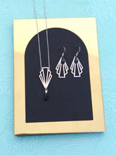 Charger l'image dans la galerie, Collier Art Déco pendentif éventail graphique acier inoxydable argenté et sequin émail noir
