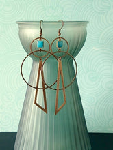 Charger l'image dans la galerie, Boucles d'oreilles géométriques avant-gardistes bleu canard, longues boucles modernes graphiques cercle triangle
