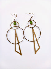 Charger l'image dans la galerie, Boucles d'oreilles géométriques avant-gardistes kaki, longues boucles modernes graphiques cercle triangle vert kaki
