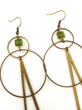 Charger l'image dans la galerie, Boucles d'oreilles géométriques avant-gardistes kaki, longues boucles modernes graphiques cercle triangle vert kaki
