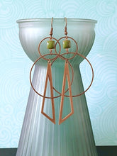 Charger l'image dans la galerie, Boucles d'oreilles géométriques avant-gardistes kaki, longues boucles modernes graphiques cercle triangle vert kaki
