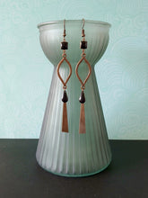 Charger l'image dans la galerie, Longues boucles d'oreilles graphiques Art Déco bronze et noires
