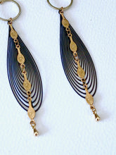 Charger l'image dans la galerie, Boucles d'oreilles longue goutte graphique noire et chaîne dorée
