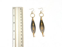 Charger l'image dans la galerie, Boucles d'oreilles longue goutte graphique noire et chaîne dorée
