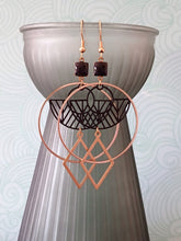 Charger l'image dans la galerie, Boucles d'oreilles design géométriques noires et dorées, grandes boucles d'oreilles graphiques rondes et losanges

