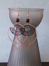 Charger l'image dans la galerie, Boucles d'oreilles design géométriques noires et dorées, grandes boucles d'oreilles graphiques rondes et losanges
