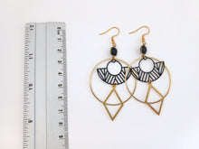 Charger l'image dans la galerie, Boucles d'oreilles design géométriques noires et dorées, grandes boucles d'oreilles graphiques rondes et losanges

