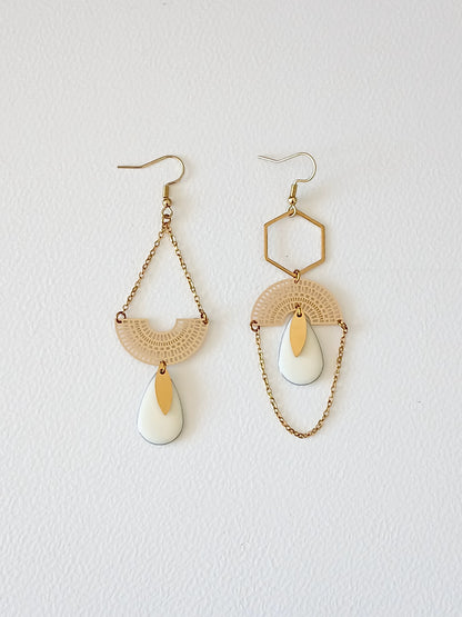 Boucles d'oreilles asymétriques graphiques dorées et blanches