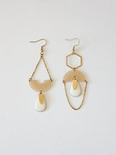 Charger l'image dans la galerie, Boucles d'oreilles asymétriques graphiques dorées et blanches, longues boucles dépareillées or et émail blanc
