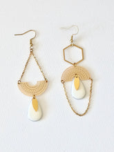 Charger l'image dans la galerie, Boucles d'oreilles asymétriques graphiques dorées et blanches, longues boucles dépareillées or et émail blanc
