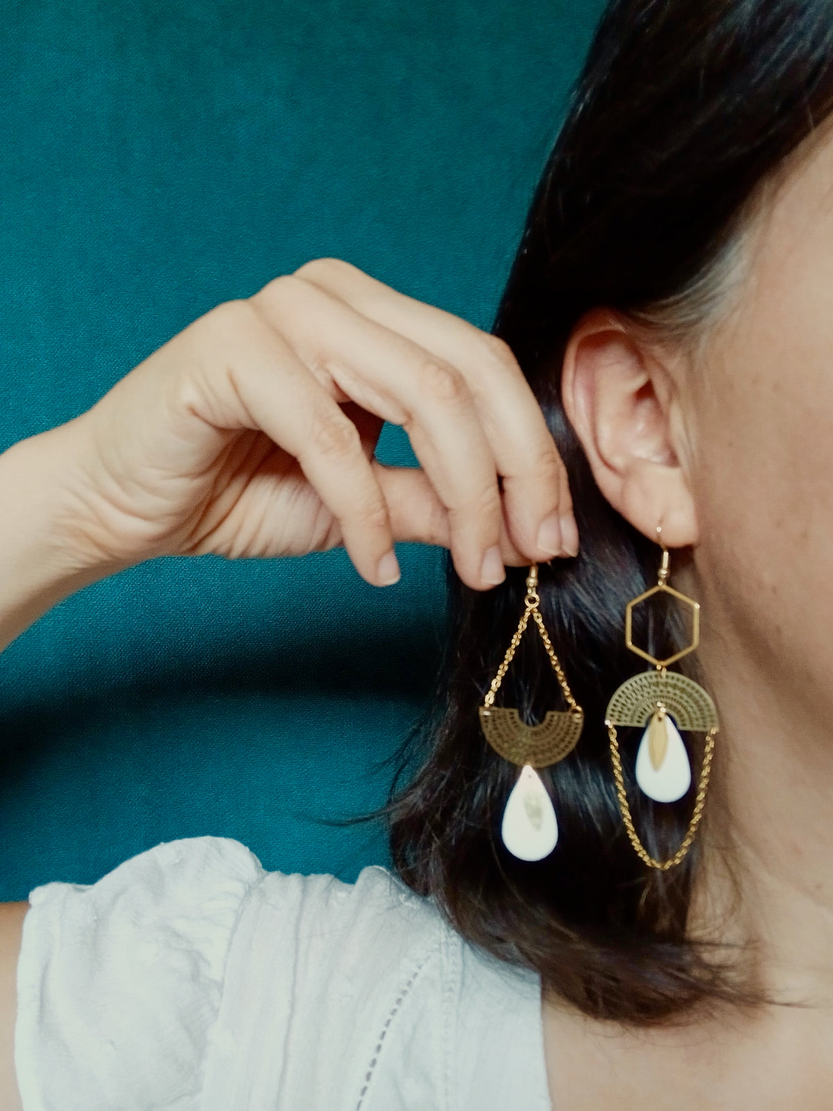 Boucles d'oreilles asymétriques graphiques dorées et blanches