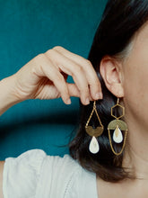 Charger l'image dans la galerie, Boucles d'oreilles asymétriques graphiques dorées et blanches, longues boucles dépareillées or et émail blanc, cadeau original pour femme
