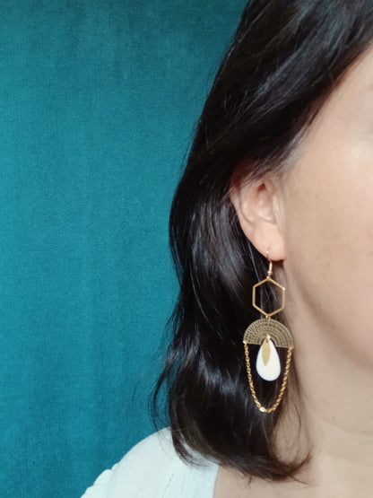 Boucles d'oreilles asymétriques graphiques dorées et blanches