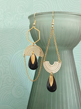 Charger l'image dans la galerie, Boucles d'oreilles asymétriques graphiques dorées et noires, longues boucles dépareillées or et émail noir
