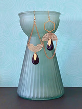 Charger l'image dans la galerie, Boucles d'oreilles asymétriques graphiques dorées et noires, longues boucles dépareillées or et émail noir
