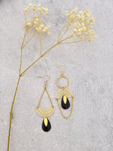 Charger l'image dans la galerie, Boucles d'oreilles asymétriques graphiques dorées et noires, longues boucles dépareillées or et émail noir

