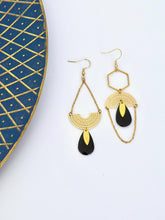 Charger l'image dans la galerie, Boucles d'oreilles asymétriques graphiques dorées et noires, longues boucles dépareillées or et émail noir
