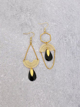 Charger l'image dans la galerie, Boucles d'oreilles asymétriques graphiques dorées et noires, longues boucles dépareillées or et émail noir
