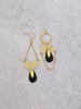 Boucles d'oreilles asymétriques graphiques dorées et noires, longues boucles dépareillées or et émail noir