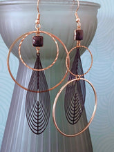 Charger l'image dans la galerie, Boucles d'oreilles déstructurées asymétriques et graphiques dorées et noires

