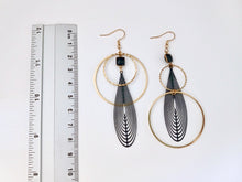 Charger l'image dans la galerie, Boucles d'oreilles déstructurées asymétriques et graphiques dorées et noires
