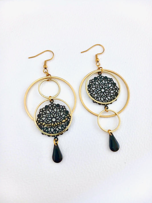 Boucles d'oreilles asymétriques rondes rosace dorée et émail noir