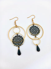 Charger l'image dans la galerie, Boucles d'oreilles asymétriques graphiques rondes dorées et rosace noire
