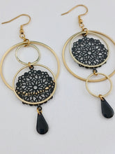 Charger l'image dans la galerie, Boucles d'oreilles asymétriques graphiques rondes dorées et rosace noire
