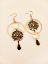 Charger l'image dans la galerie, Boucles d'oreilles asymétriques graphiques rondes dorées et noires, boucles d'oreilles dépareillées rosace noir, cadeau moderne original
