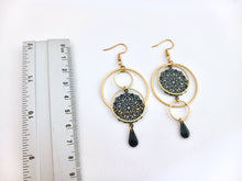 Charger l'image dans la galerie, Boucles d'oreilles asymétriques graphiques rondes dorées et rosace noire
