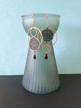 Charger l'image dans la galerie, Boucles d'oreilles asymétriques graphiques rondes dorées et rosace noire
