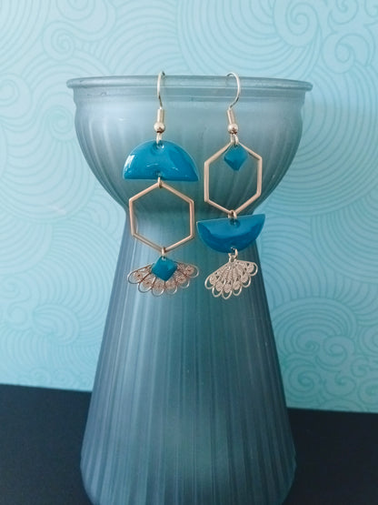 Boucles d'oreilles asymétriques Art Nouveau doré et bleu canard