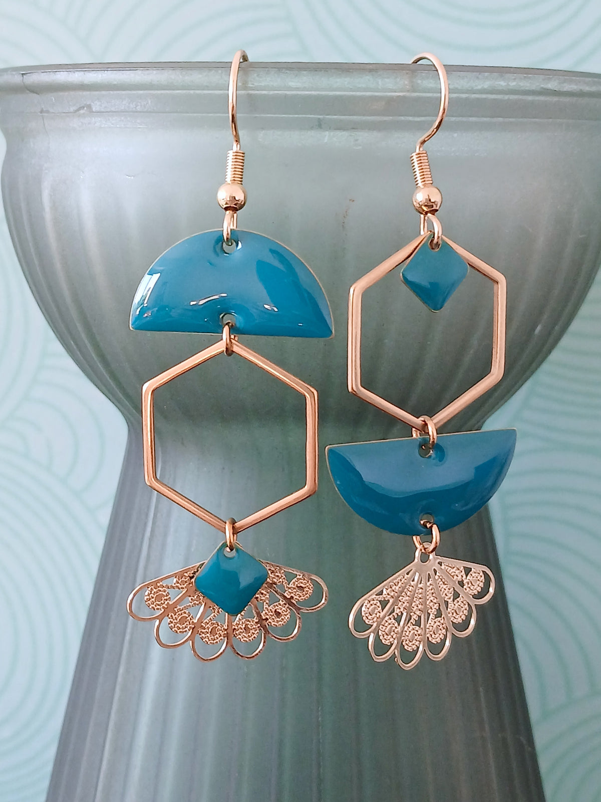 Boucles d'oreilles asymétriques Art Nouveau doré et bleu canard