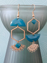 Charger l'image dans la galerie, Boucles d'oreilles asymétriques géométriques dorées et bleu canard, boucles d'oreilles dépareillées art nouveau turquoise foncé

