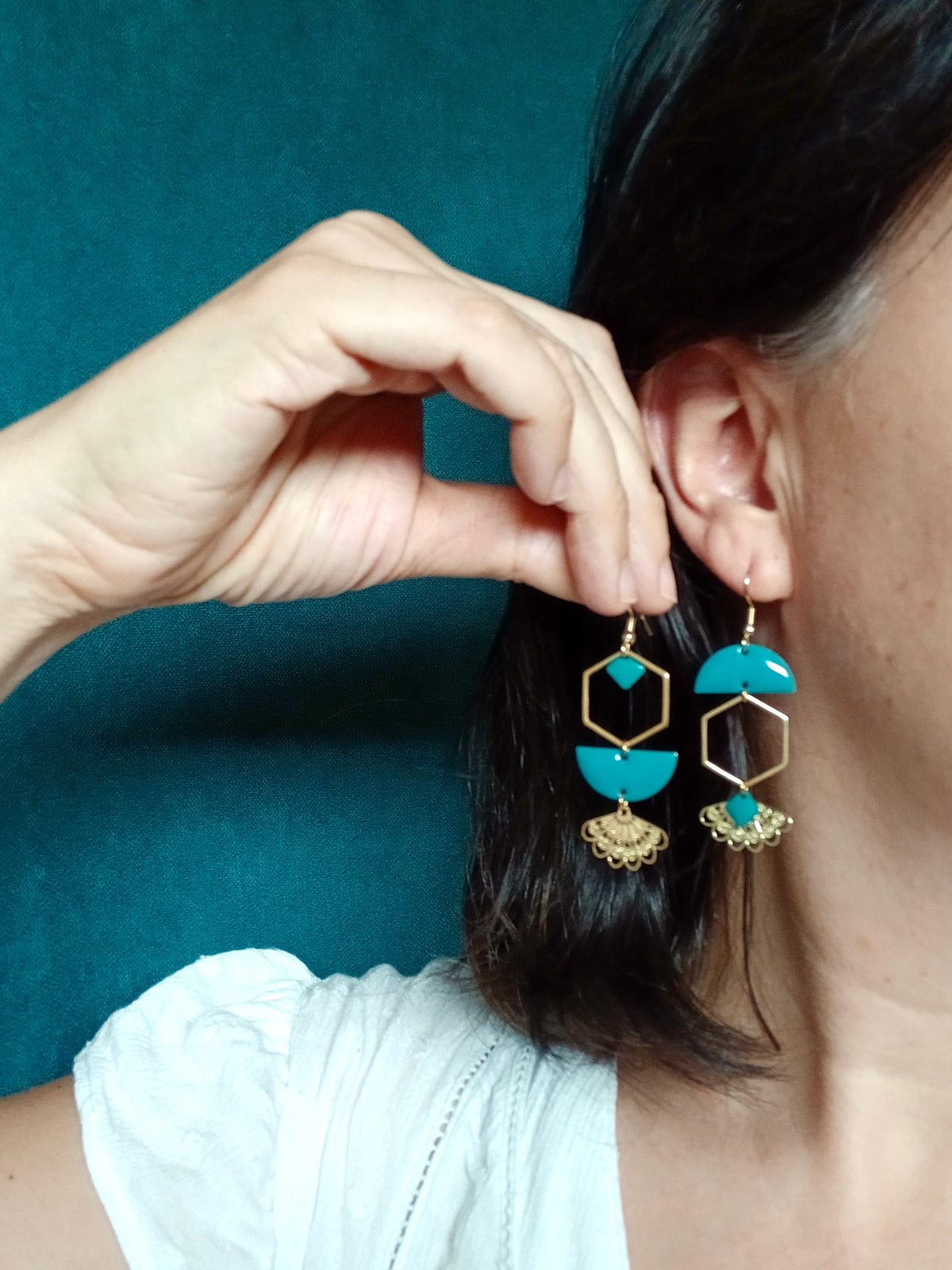Boucles d'oreilles asymétriques Art Nouveau doré et bleu canard